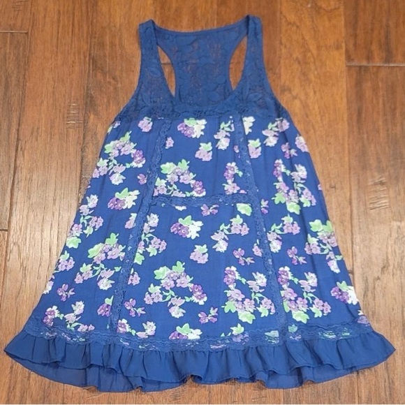 Medium Floral Blue Sleeveless Top - Picture 7 of 15
